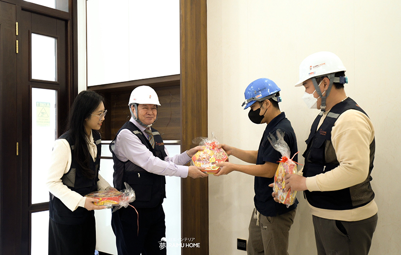 GĐKD Saito Toshimi tới thăm công trình thi cong Raimu Home 